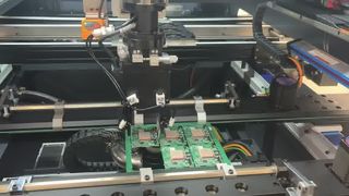 เครื่องเราเตอร์ Depaneling PCB แบบอินไลน์พร้อม PCBA ขนถ่ายบนเครื่องกัด PCB ถาด